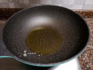 6、番茄炒西葫芦,热锅倒油烧至八成热。