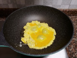 7、番茄炒西葫芦,放入蛋液定型后翻炒片刻铲出。