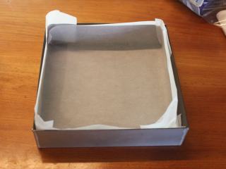 2、椰油米香-五分钟甜点,准备好合适的容器，铺上烤盘纸。