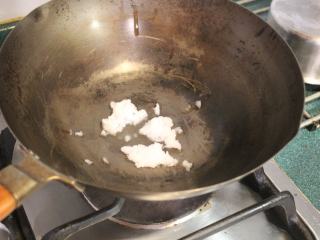 3、椰油米香-五分钟甜点,将椰子油放锅中小火加热。锅子用不沾锅是较不会沾黏。用奶油或其他植物油也是可以。  