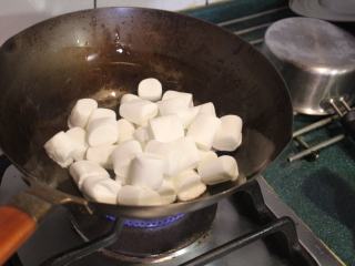 4、椰油米香-五分钟甜点,椰子油融解后，放入棉花糖。