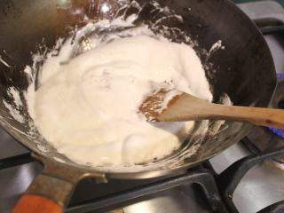 5、椰油米香-五分钟甜点,要迅速的拌炒，棉花糖融的很快，容易焦底。2-3分钟就完全融成绵密的糖浆。这个阶段，如果加入奶粉和花生仁，盛起放凉切块，就是牛札糖。