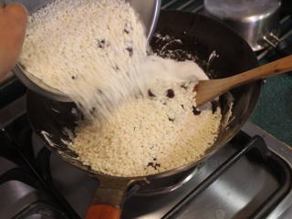 6、椰油米香-五分钟甜点,熄火！倒入米香，迅速拌匀。