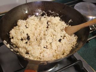 7、椰油米香-五分钟甜点,拌好，米粒都沾上了糖浆。