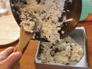 8、椰油米香-五分钟甜点,趁热将米香倒入模型里。稍稍型压平，不要压的太用力，这样会变的太硬，不松脆。其实不会烫，可以用手帮忙整型。