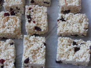 11、椰油米香-五分钟甜点,切成合适的大小。