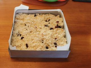 9、椰油米香-五分钟甜点,整好型，放凉30-60分钟，让米香硬化。