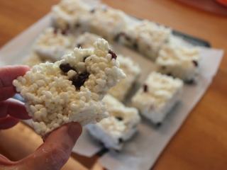 12、椰油米香-五分钟甜点,米香很脆，依然有传统米香酥脆的口感。淡淡的椰香和奶味，不会很甜加上蔓越莓的酸味相佐，整体风味很棒！ 