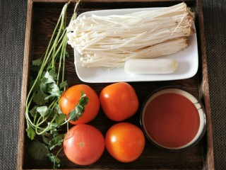 1、番茄金针菇汤,食材准备好