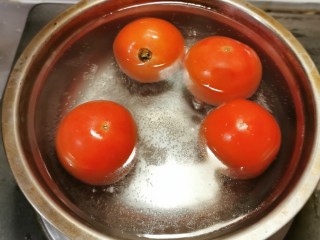 2、番茄金针菇汤,番茄用开水汆烫 易于剥皮  