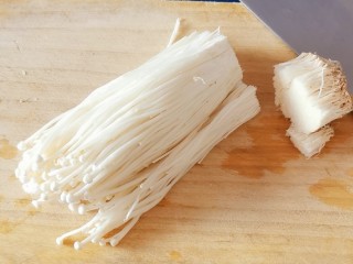 3、番茄金针菇汤,金针菇去掉根部