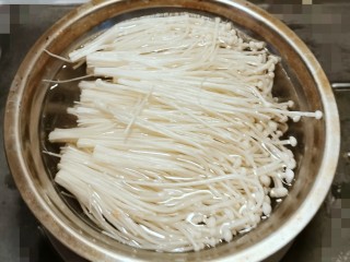 5、番茄金针菇汤,用开水汆烫 快速捞出备用