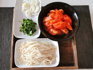 6、番茄金针菇汤,番茄去皮切块  香菜切小段  葱切片