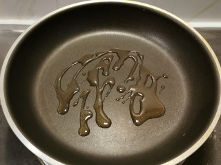 7、番茄金针菇汤,炒锅放油