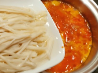 15、番茄金针菇汤,番茄汤煮开后放入金针菇