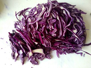 1、凉拌紫甘蓝,紫甘蓝切细丝