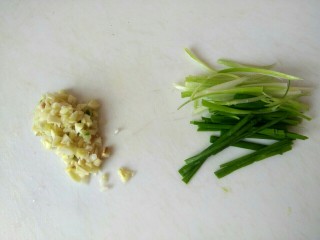 2、凉拌紫甘蓝,葱切丝蒜切沫