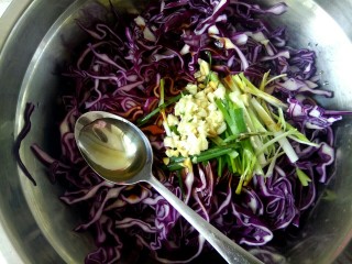 4、凉拌紫甘蓝,加入一勺白醋