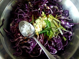 6、凉拌紫甘蓝,加入适量白糖