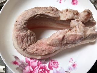 1、秘制川香回锅肉,五花肉加姜片，料酒，姜片，花椒粒煮至八成熟