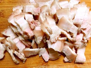 2、秘制川香回锅肉,切薄片备用