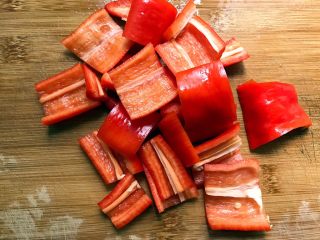 3、秘制川香回锅肉,红椒去籽切块