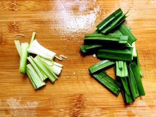 4、秘制川香回锅肉,蒜苗切段