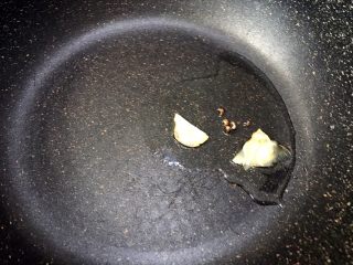 5、秘制川香回锅肉,锅里放适量油，加入姜片花椒