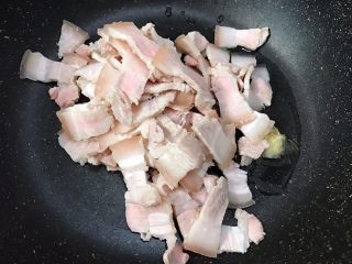 6、秘制川香回锅肉,加入五花肉片