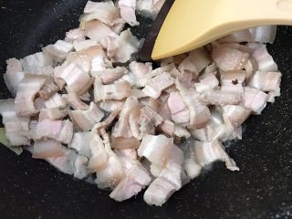 7、秘制川香回锅肉,加小半碗清水慢慢翻炒至五花肉逼出油来