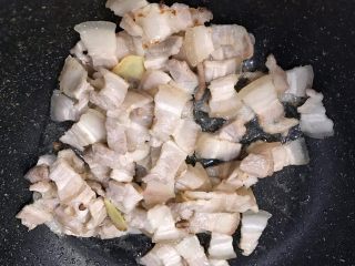 8、秘制川香回锅肉,待肉片微微卷曲