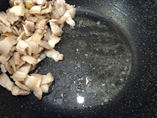 9、秘制川香回锅肉,把肉拨到一边