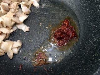 10、秘制川香回锅肉,加入郫县豆瓣酱