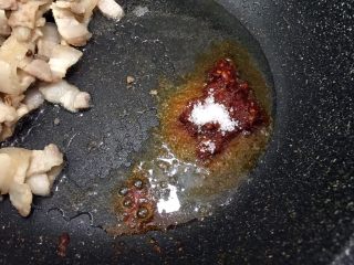 11、秘制川香回锅肉,加入白糖，这里白糖的量给多一点才是这道菜的精华哦