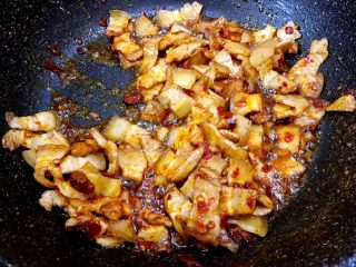 13、秘制川香回锅肉,五花肉翻炒均匀