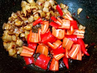 14、秘制川香回锅肉,加入红椒，加少许盐翻炒