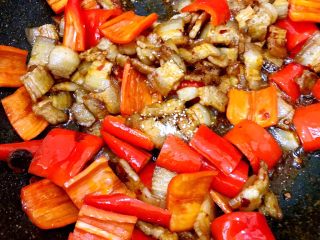 15、秘制川香回锅肉,加入适量鸡粉调味