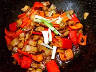 16、秘制川香回锅肉,加入蒜苗