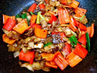 17、秘制川香回锅肉,猛火翻炒几下出锅装盘