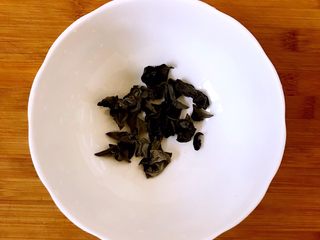 1、黄瓜木耳炒鸡蛋,准备少许木耳。