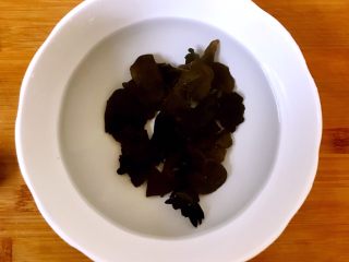 2、黄瓜木耳炒鸡蛋,清水洗净，并用温水泡发20分钟。