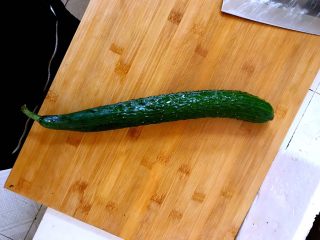 3、黄瓜木耳炒鸡蛋,准备黄瓜。