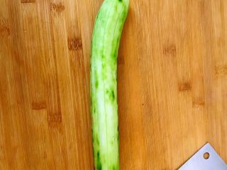 4、黄瓜木耳炒鸡蛋,黄瓜洗净削皮。