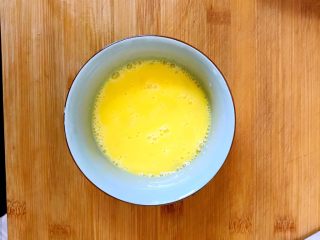 7、黄瓜木耳炒鸡蛋,鸡蛋打散备用。