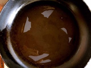 9、黄瓜木耳炒鸡蛋,热锅烧油。