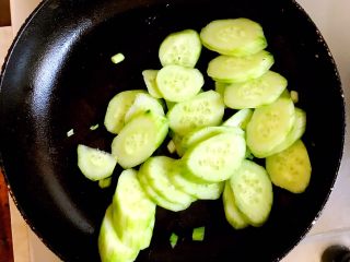 15、黄瓜木耳炒鸡蛋,放入黄瓜翻炒。