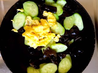 17、黄瓜木耳炒鸡蛋,加入鸡蛋继续翻炒。