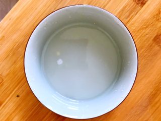 18、黄瓜木耳炒鸡蛋,加入半碗水。