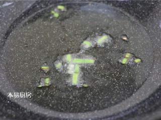 7、蚝油杏鲍菇,锅内放入1勺食用油，烧至6成热时下葱花，煸炒出葱香味，炒好葱花后，最好把葱花捞出来，这样做好的菜品里没有葱花渣渣更好看一些。