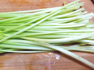 1、芹菜疙瘩,西芹摘好洗净